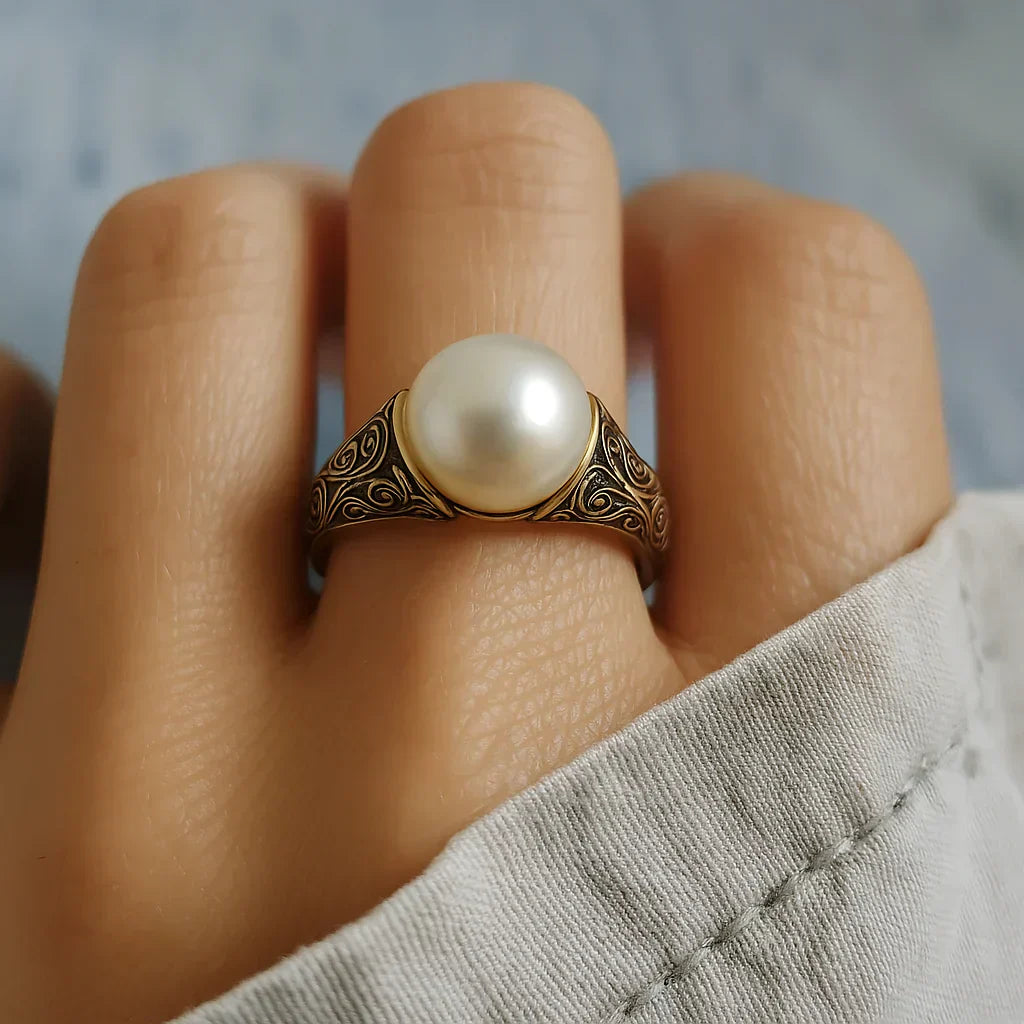 Gold ring adorned with vintage pearls