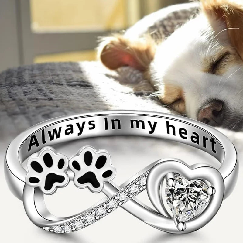 Ring with paw-shaped zircons featuring a heart and infinity design