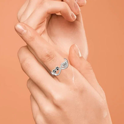 Ring with paw-shaped zircons featuring a heart and infinity design