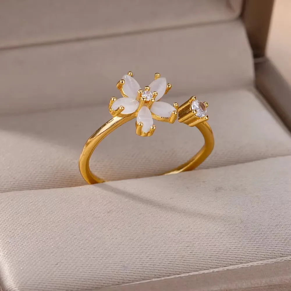 Romantic Five-Petal Flower Ring in Gold-Plated Zircon