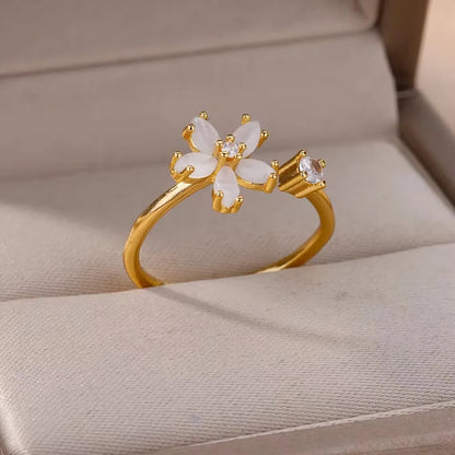 Romantic Five-Petal Flower Ring in Gold-Plated Zircon