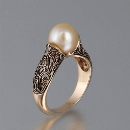 Gold ring adorned with vintage pearls